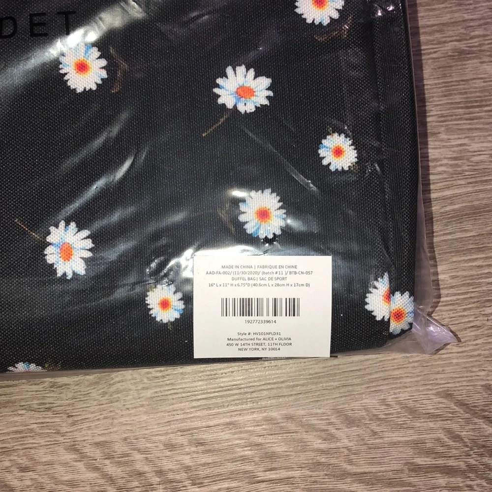 🌻🆕🌻Alice + Olivia Daisy Print Duffel Bag - Picture 6 of 9